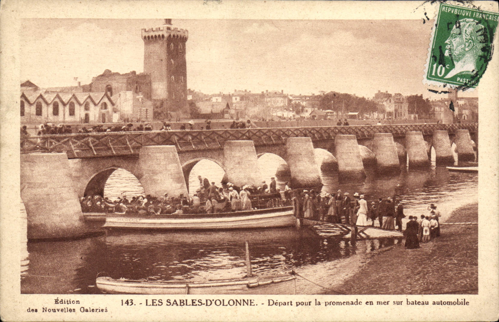 Salida de la POSTAL de la VENDIMIA Sables d'Olonne para la caminata en el barco del automóvil
