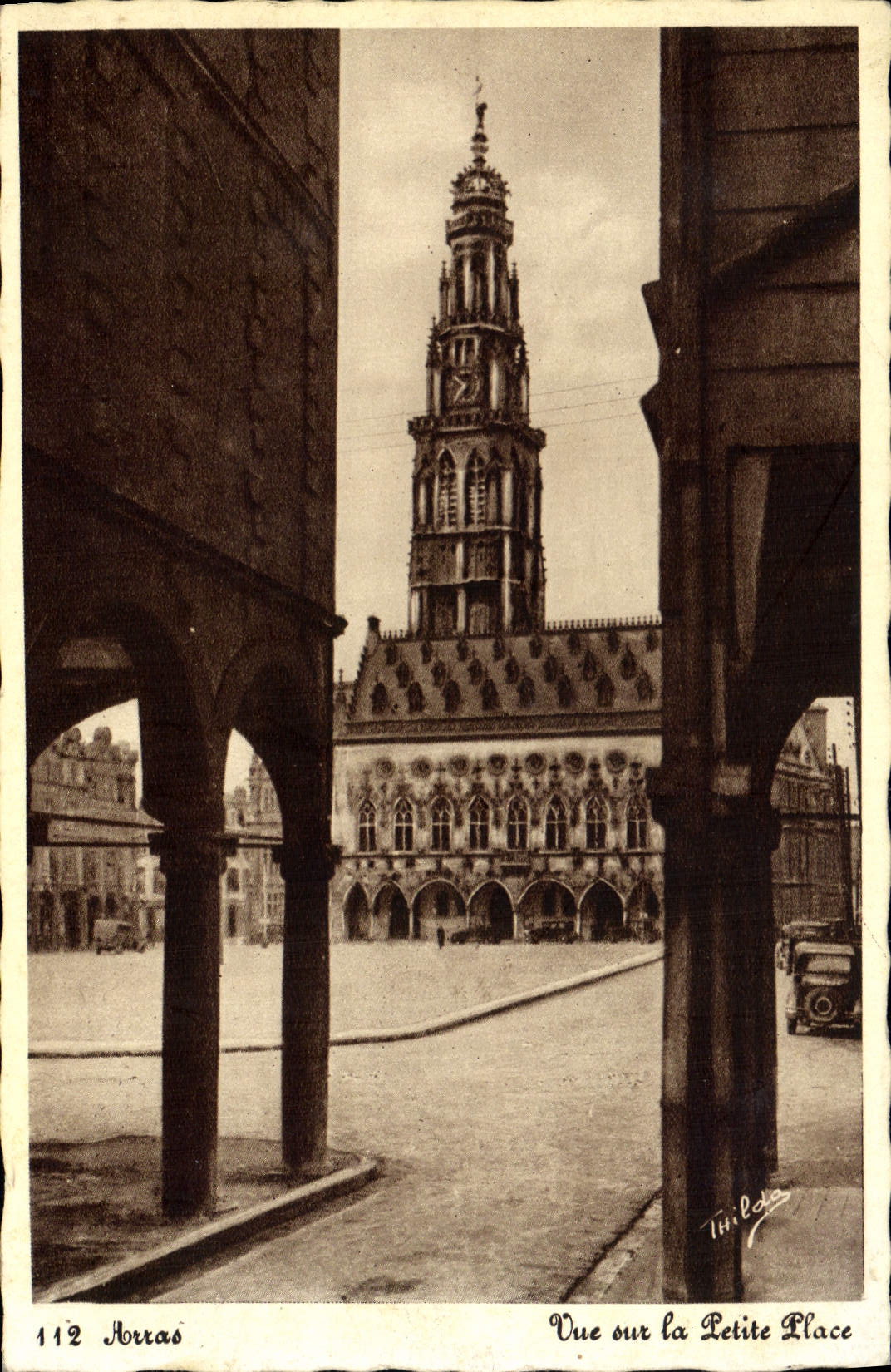 CPA Arras Vue sur la Petite Place 