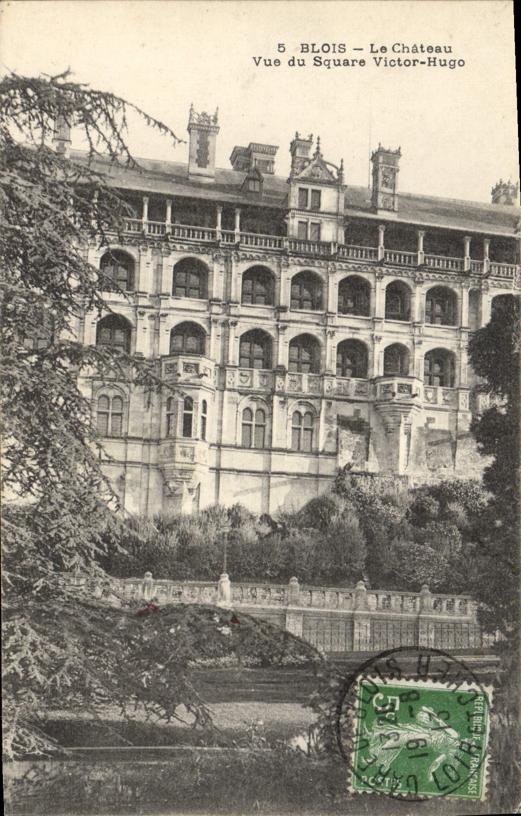 CPA Blois Le Chateau Vue du Square Victor Hugo