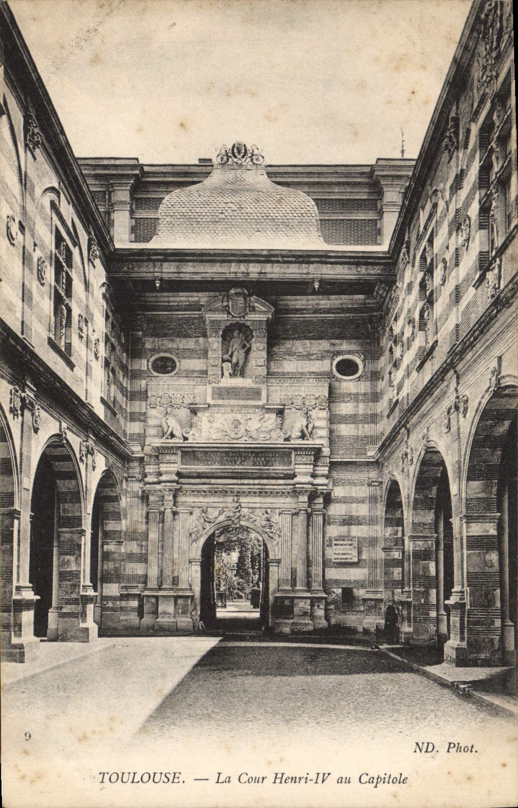 VINTAGE POSTCARD Toulouse the Court Henri IV in Capitole