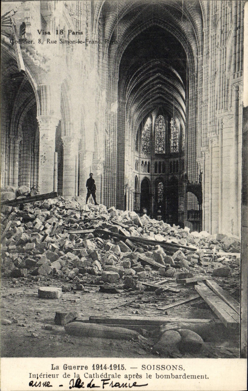 CPA La Guerre Soissons Interieur de la Cathedrale apres le bombardement Militaria