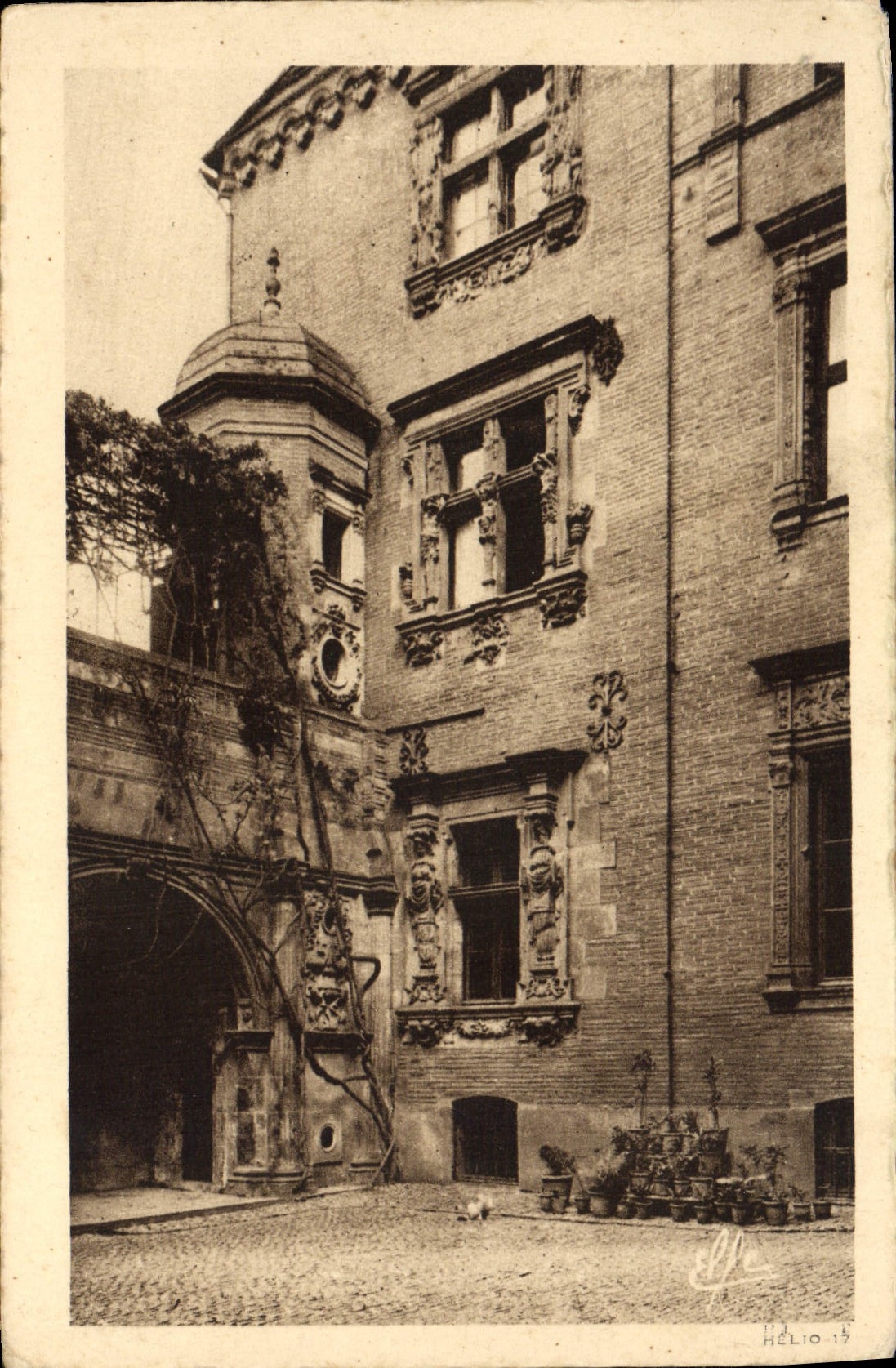 CPA Toulouse Cour de L'Hostel de Berenguier Maynier
