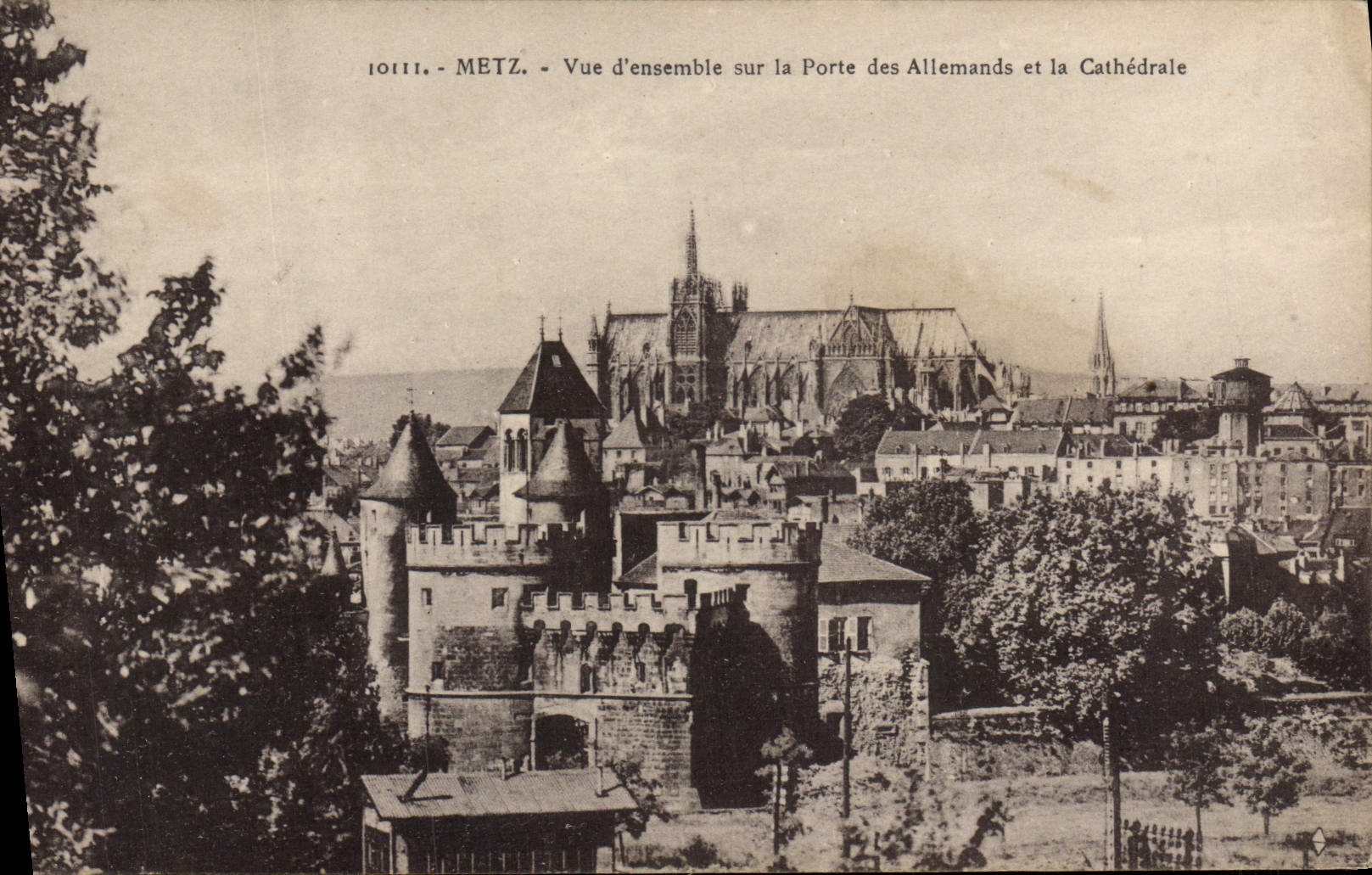 CPA Metz Vue d'ensemble sur la Porte des Allemands et la Cathedrale