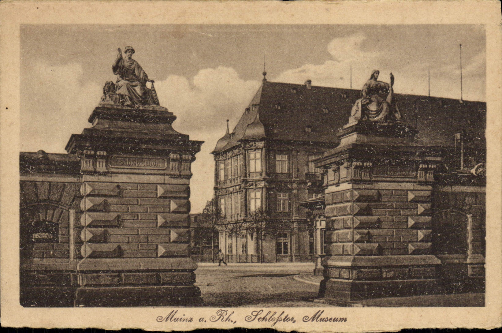VINTAGE POSTCARD Mainz Rh Schlosstor Museum
