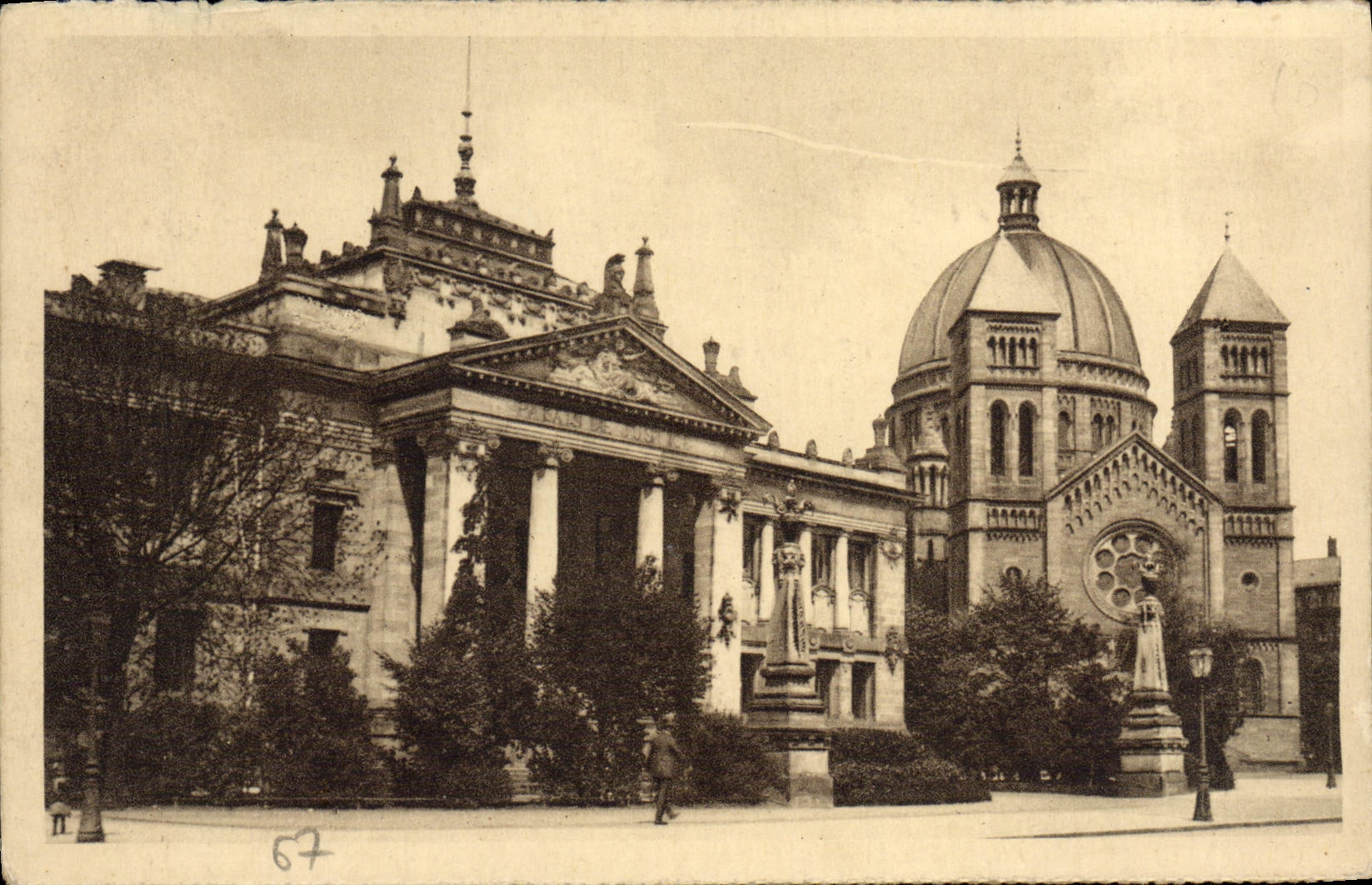 Cortes de ley de Strassburg de la POSTAL de la VENDIMIA e iglesia Plerre Saint la persona joven