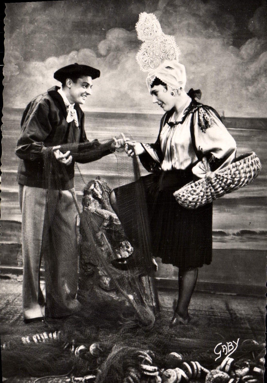 El traje de la POSTAL de la VENDIMIA enarenó folklore