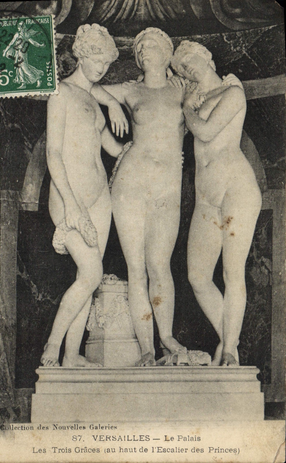 CPA Versailles Le Palais Les Trois Graces en haut de l'escalier des Princes