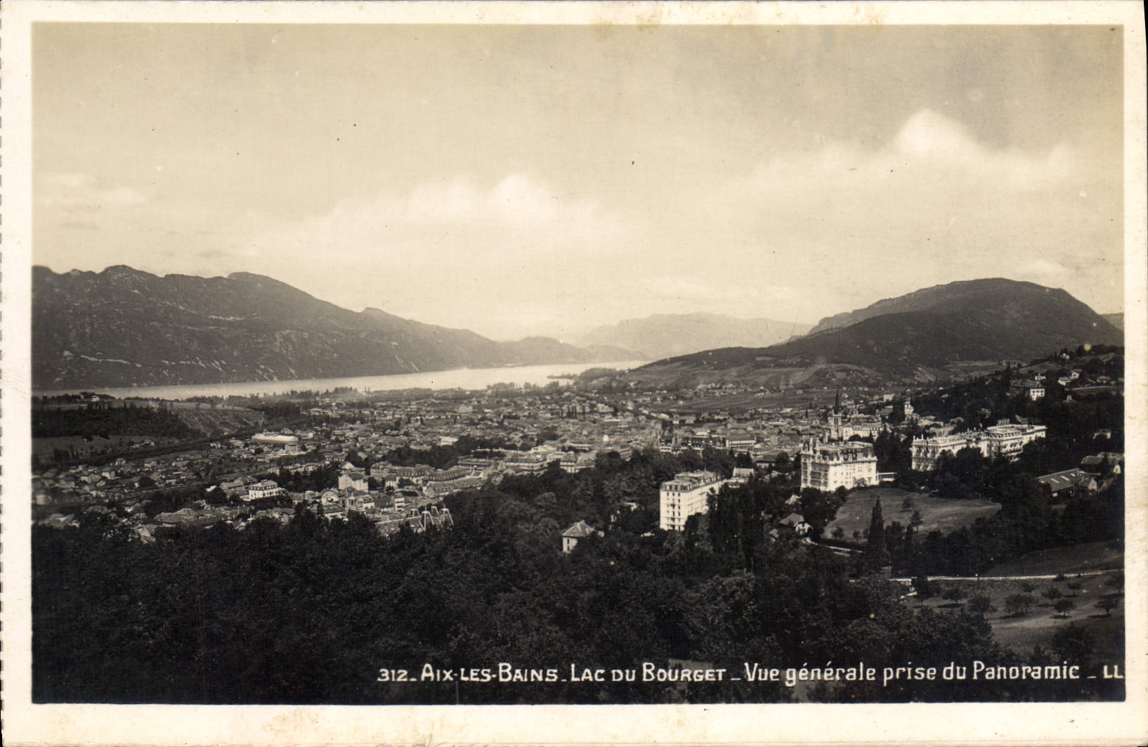 CPA Aix les Bains Lac du Bourget Vue generale prise du panoramic