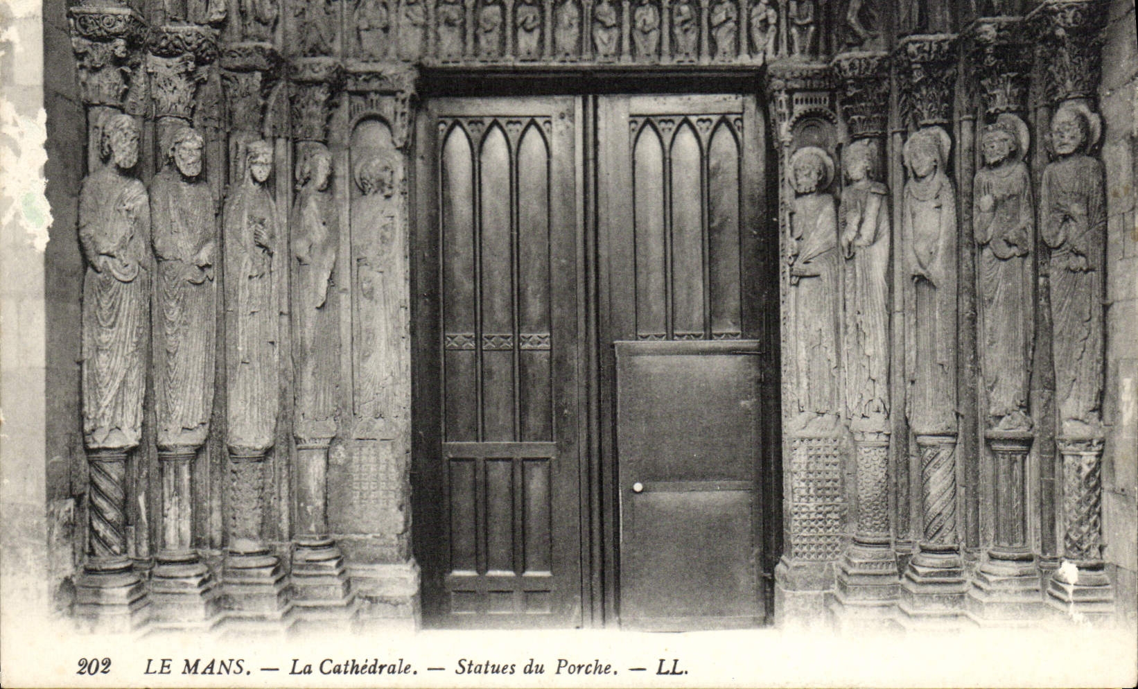 VINTAGE POSTCARD Mans the Cathedral Statues of the Porch