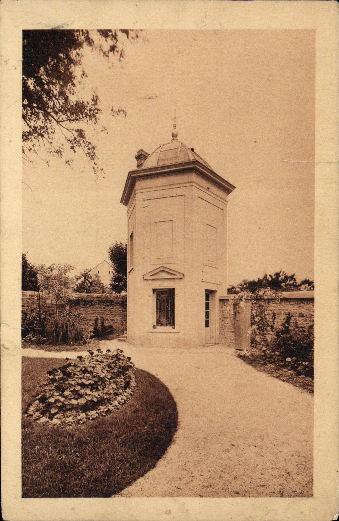 CPA Alencon Le pavillon vu du jardin 