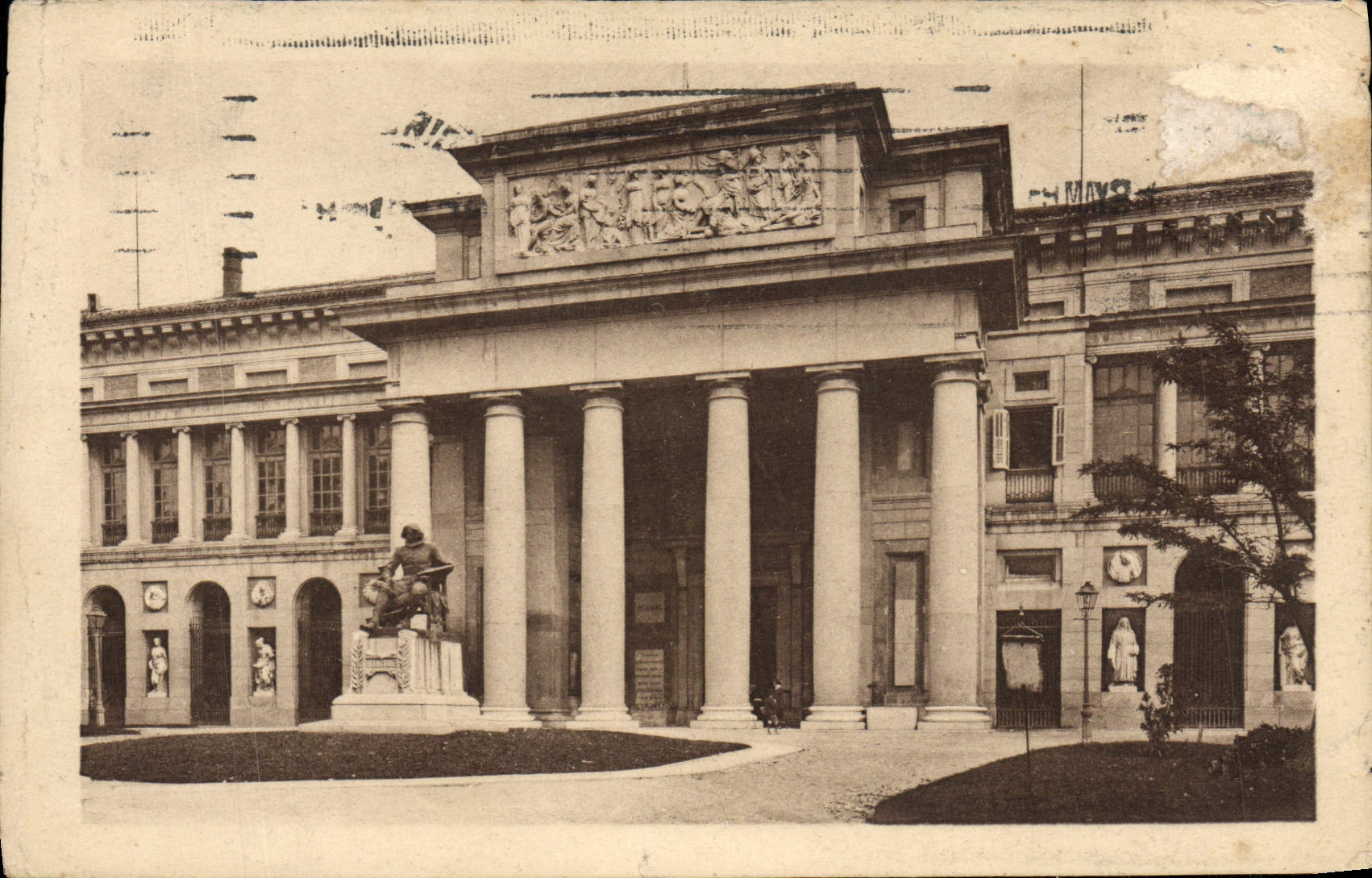 VINTAGE POSTCARD Madrid Fachada side del Museo del Prado there Estatua de Velasquez