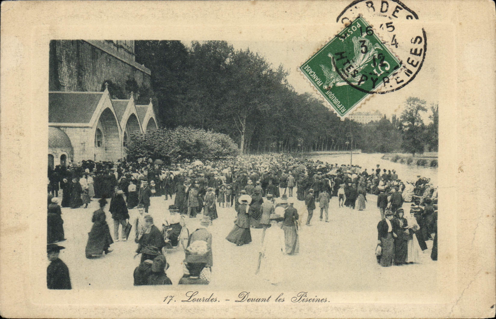 VINTAGE POSTCARD Heavy In front of the swimming pools