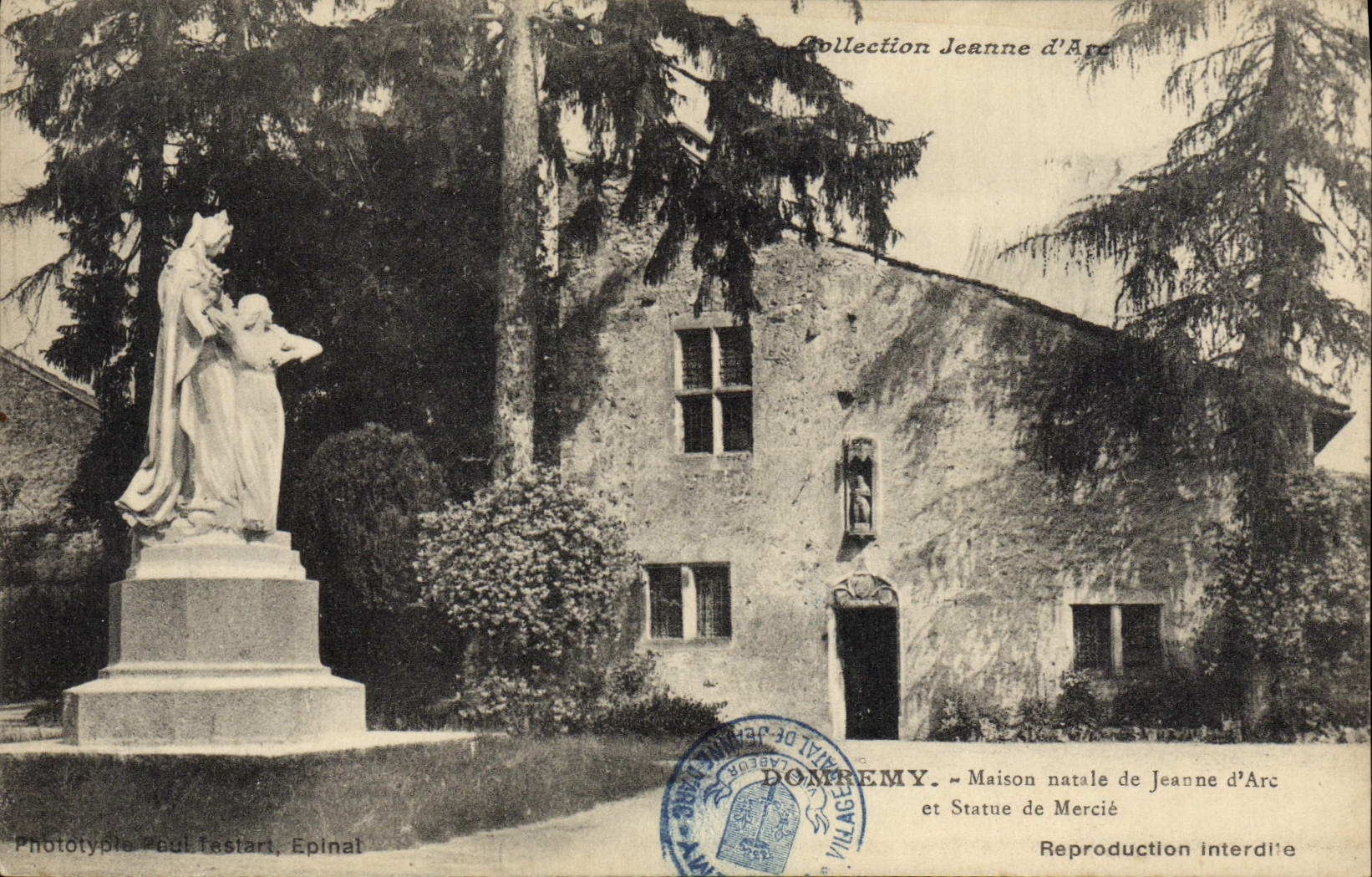 CPA Domremy Maison Natale De Jeanne d'Arc et statue de Mercie