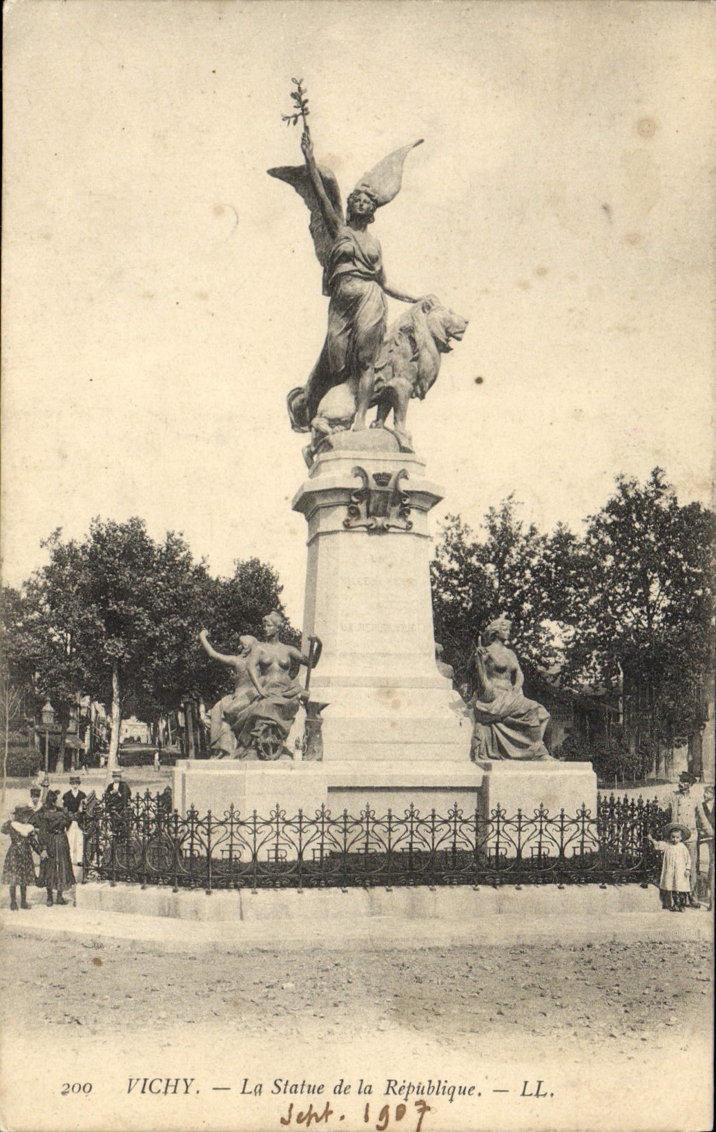 VINTAGE POSTCARD Vichy the Statue Of the Republic