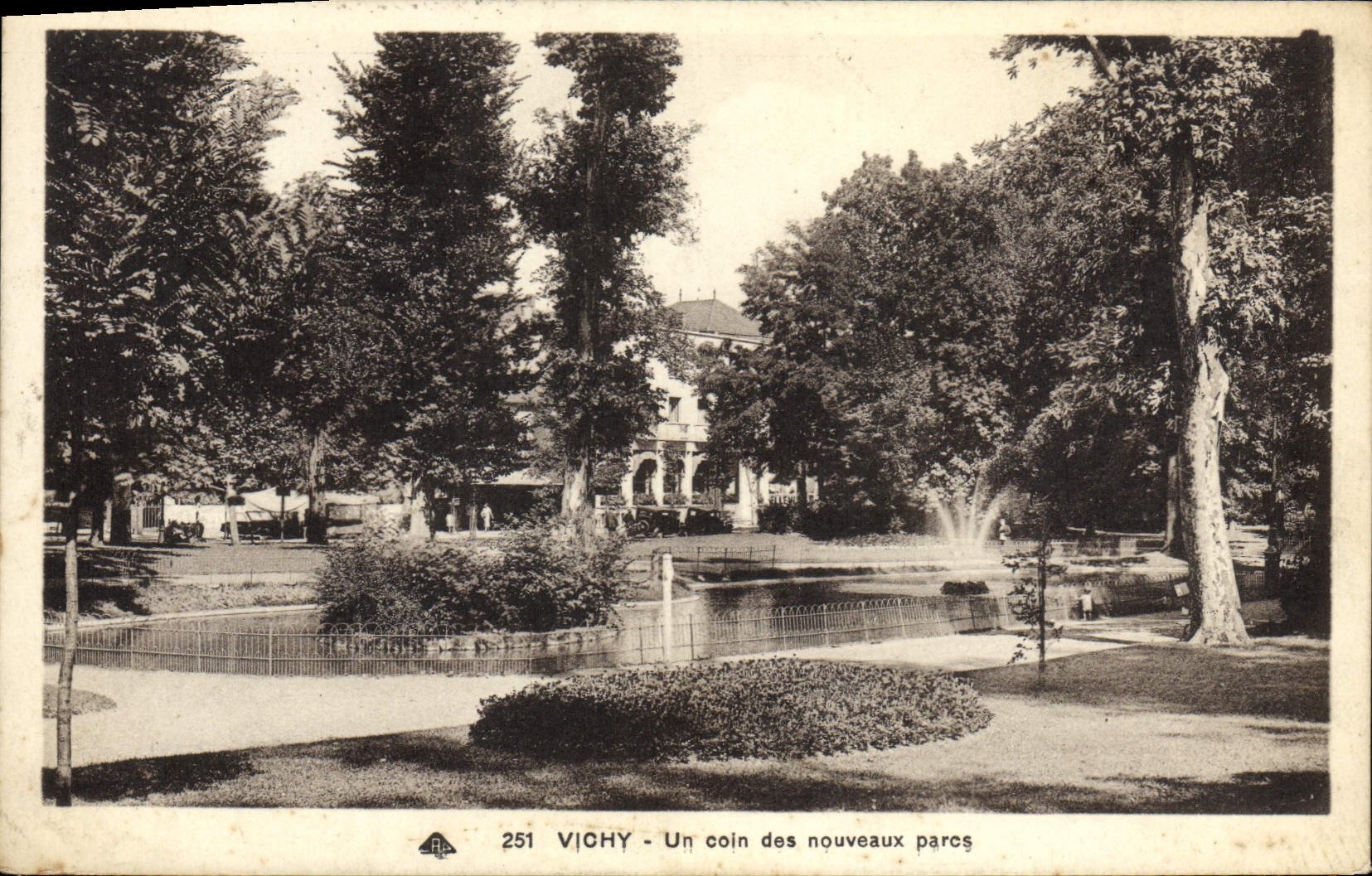 POSTAL Vichy de la VENDIMIA una esquina de los nuevos parques