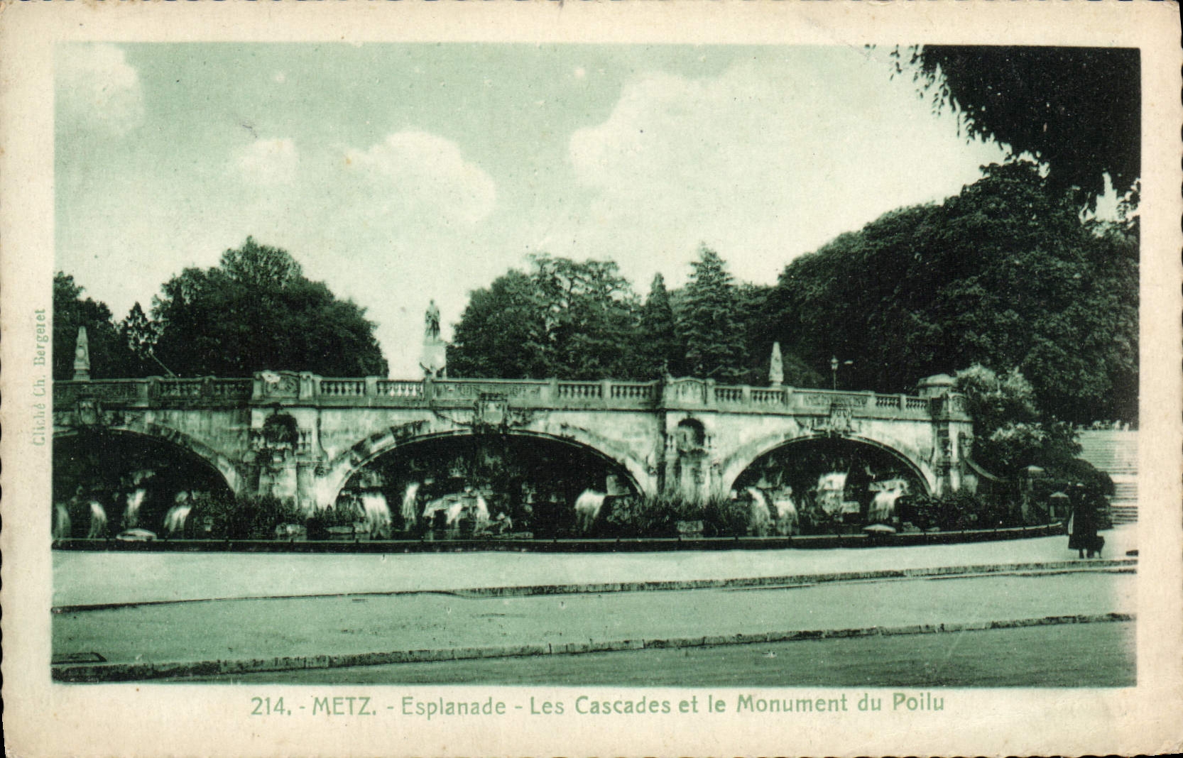 CPA Metz Esplanade Les Cascades et le monument du poilu