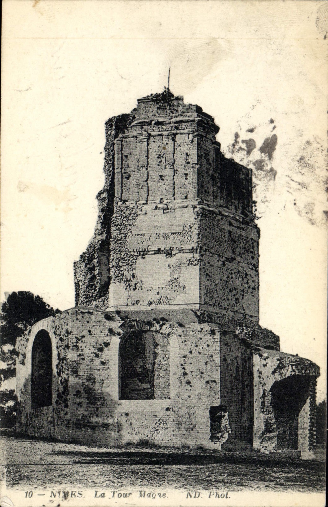 CPA Nimes La Tour Magne