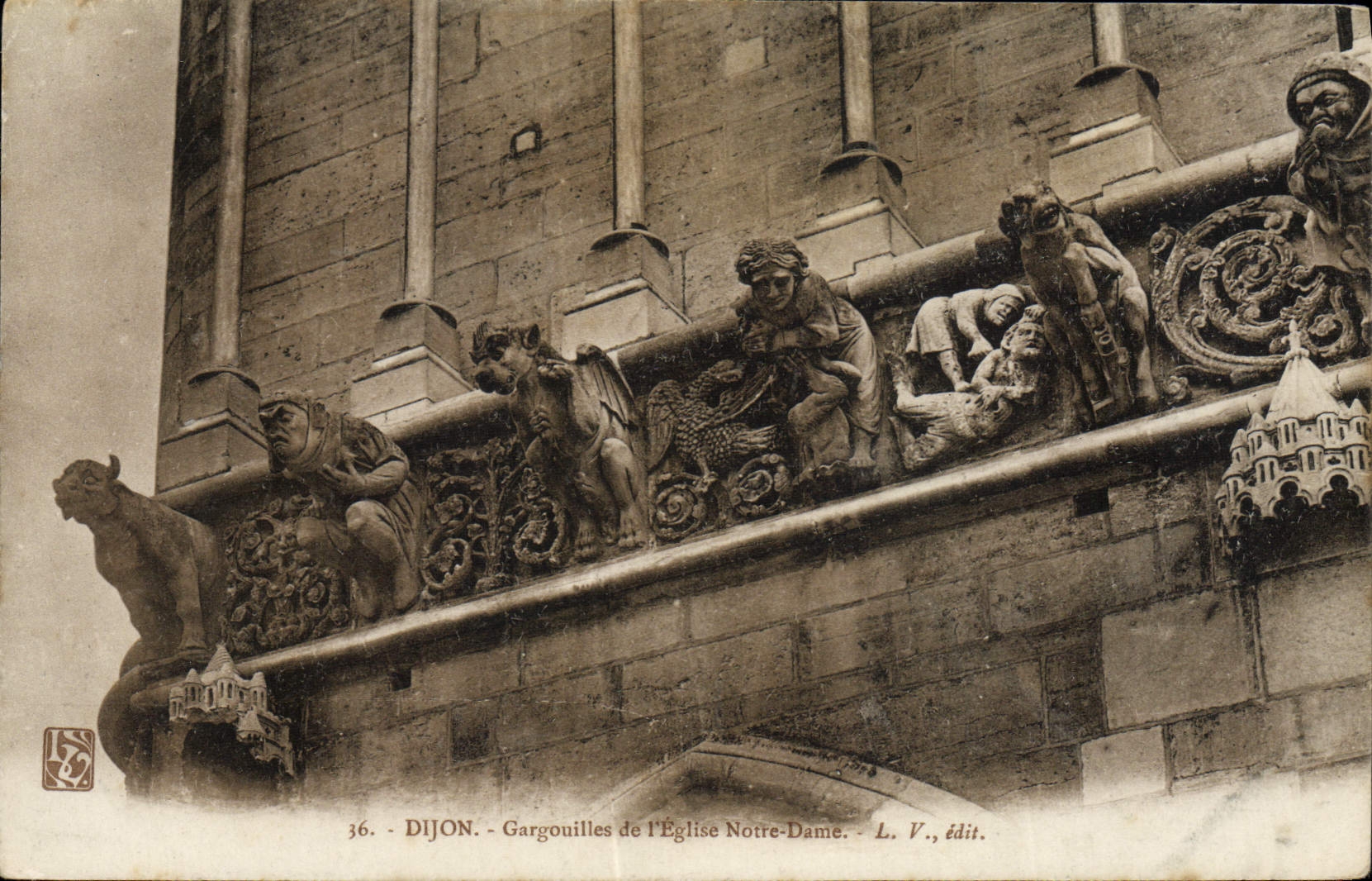 CPA Dijon Gargouilles de l'Eglise Notre Dame
