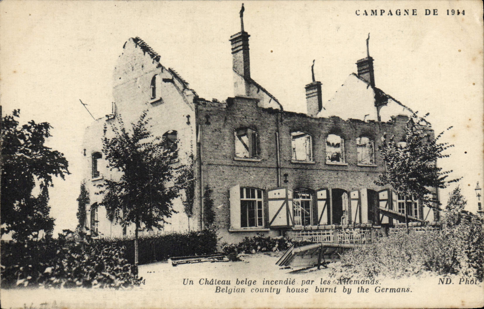 CPA Campagne de 1914 Un chateau belge incendie par les allemands Militaria