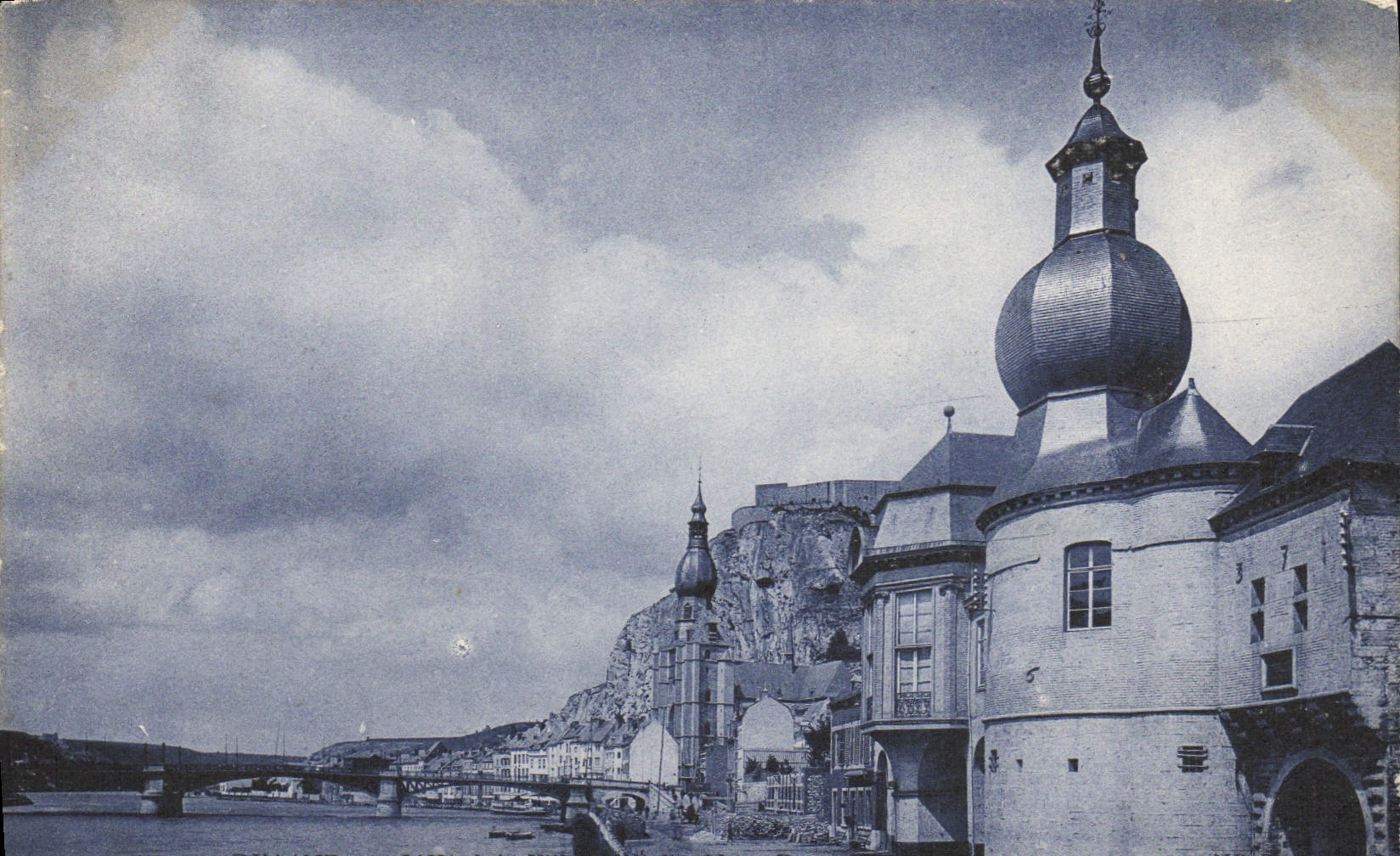 VINTAGE POSTCARD Dining the town hall Notre Dame Church