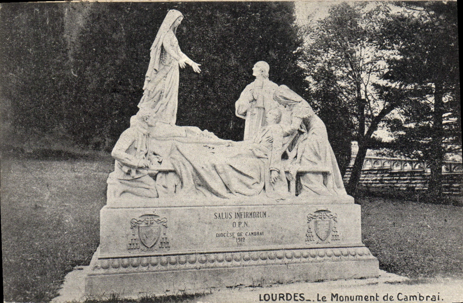 VINTAGE POSTCARD Heavy the Cambric Monument