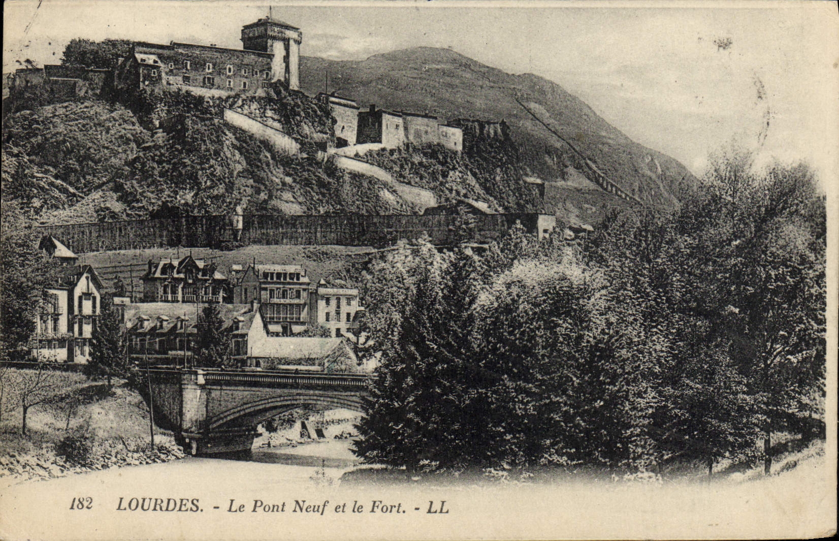 VINTAGE POSTCARD Heavy the New Bridge and the Fort