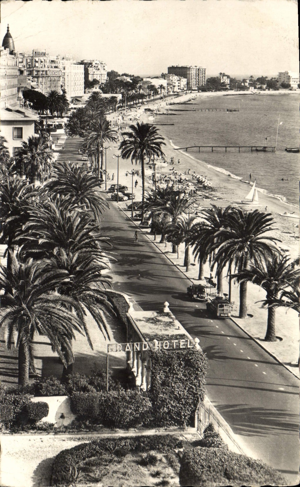 CPM Cannes Les hotels Vue generale de la Croisette