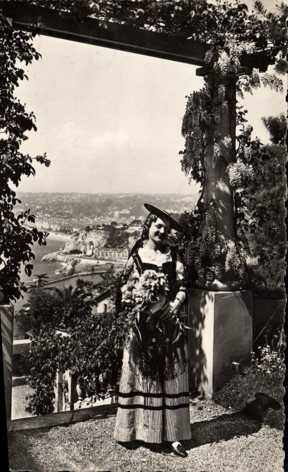 CPM Nice entre les pergolas Costume du pays Folklore