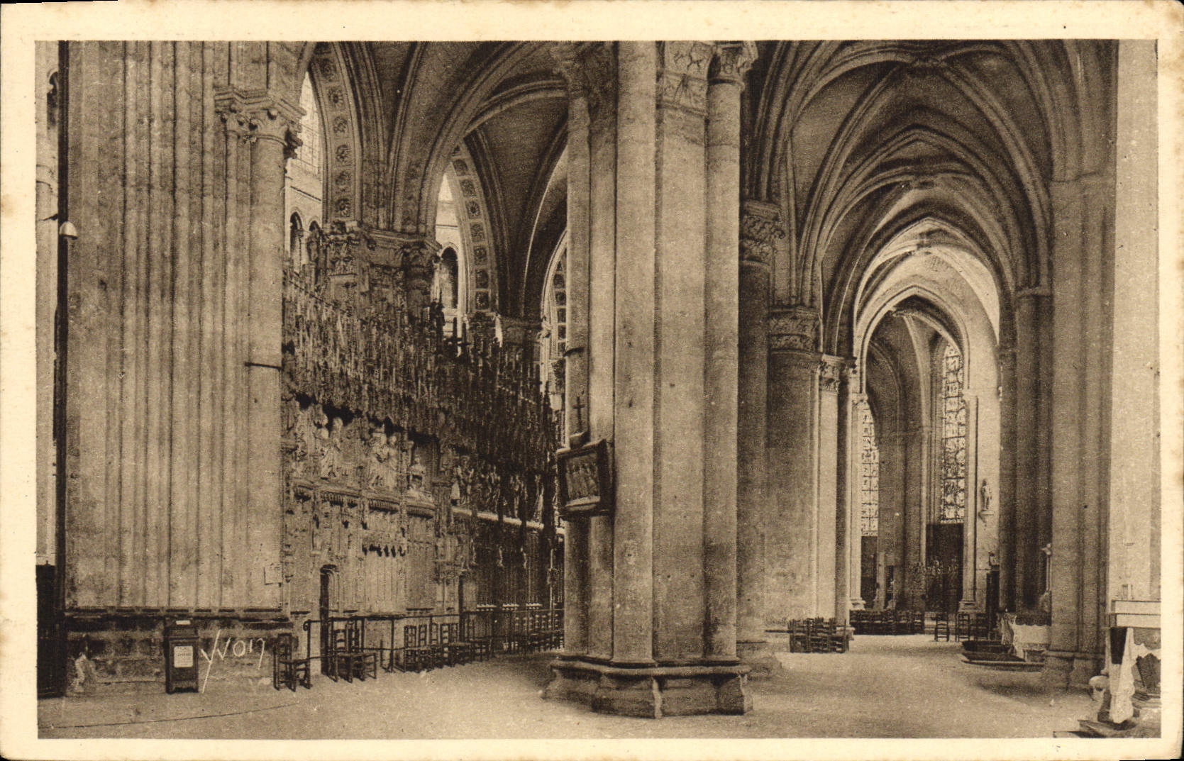 CPA Chartres Interieur de la Cathedrale Le deambulatoire