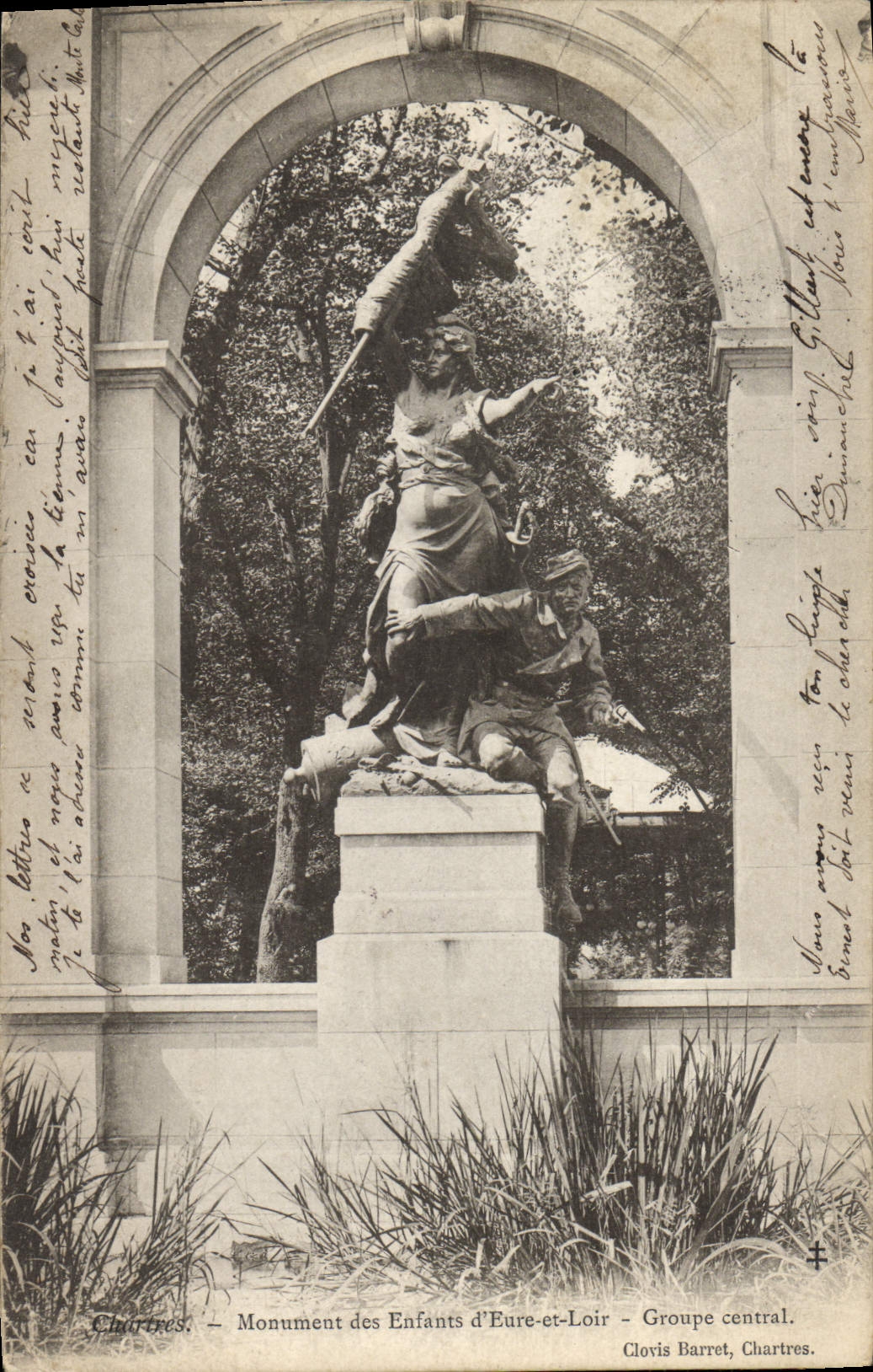 CPA Chartres Monument des Enfants d'Eure et Loir Groupe Central
