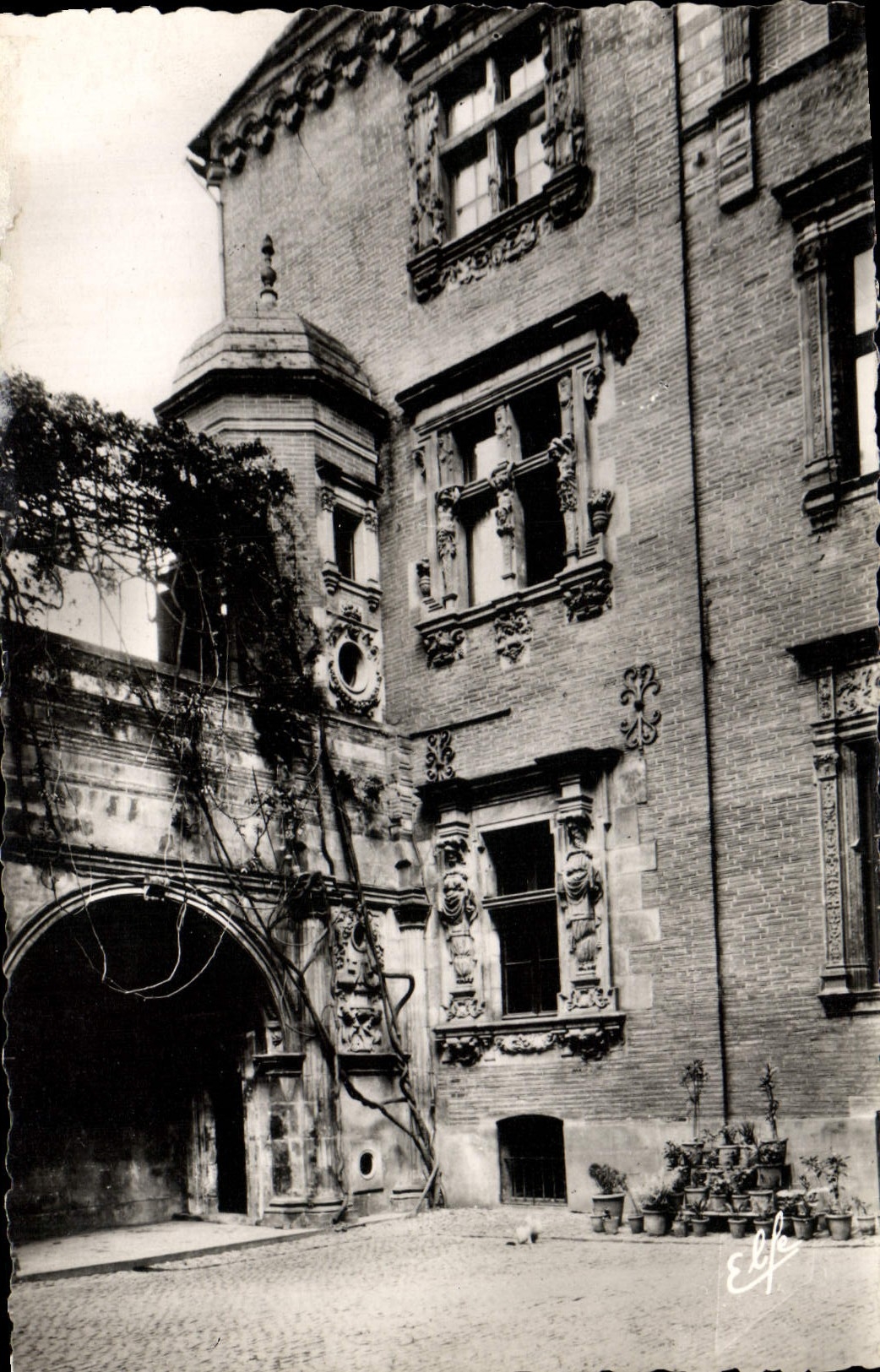 CPM Toulouse Cour de L'Hotel Maynier de Lasbordes