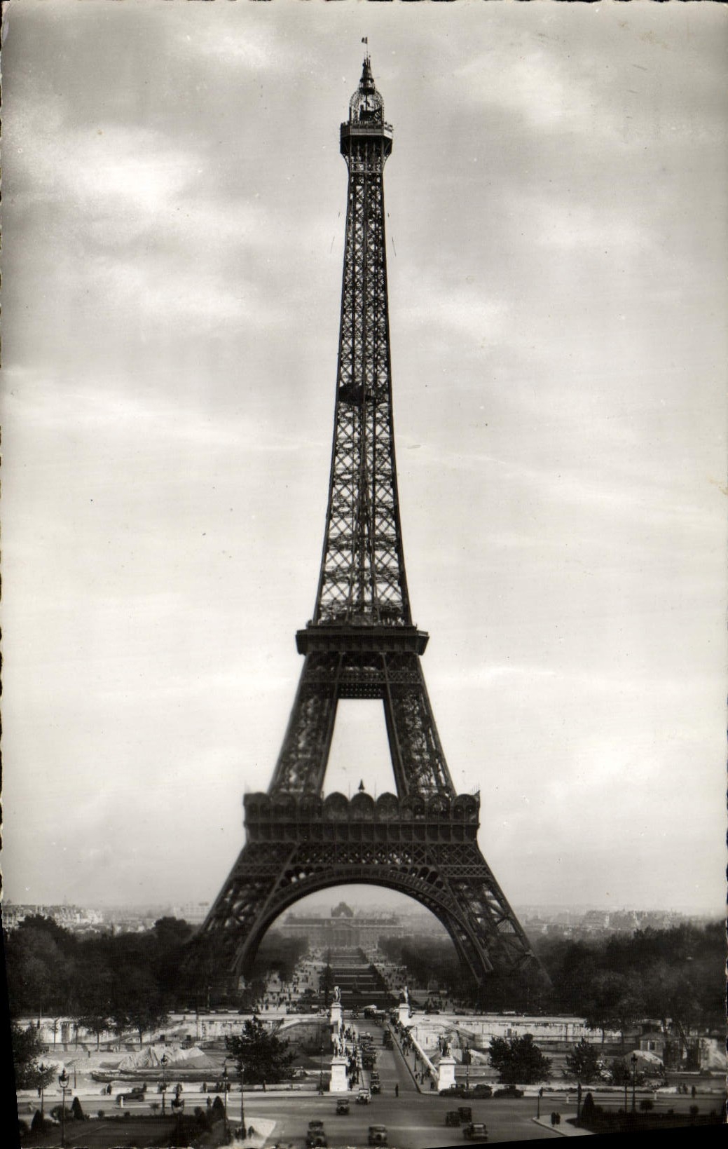 CPM Paris La Tour Eiffel