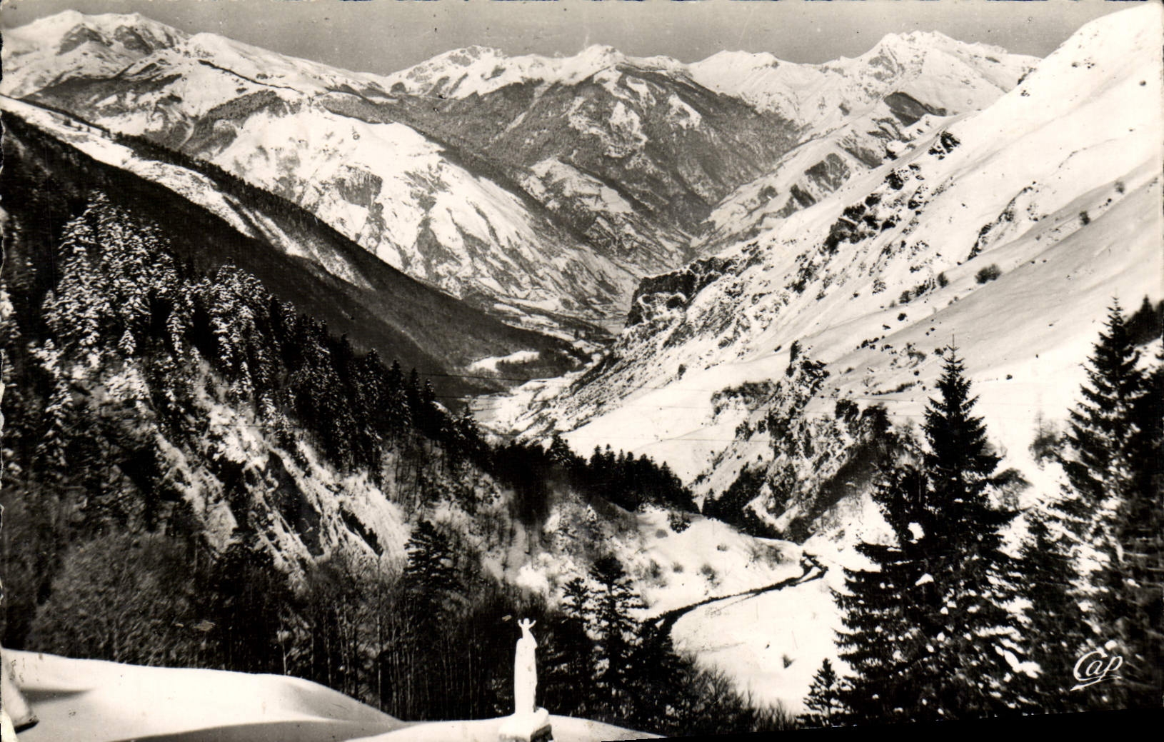 CPM Gourette en hiver Vue vers la Vallee 