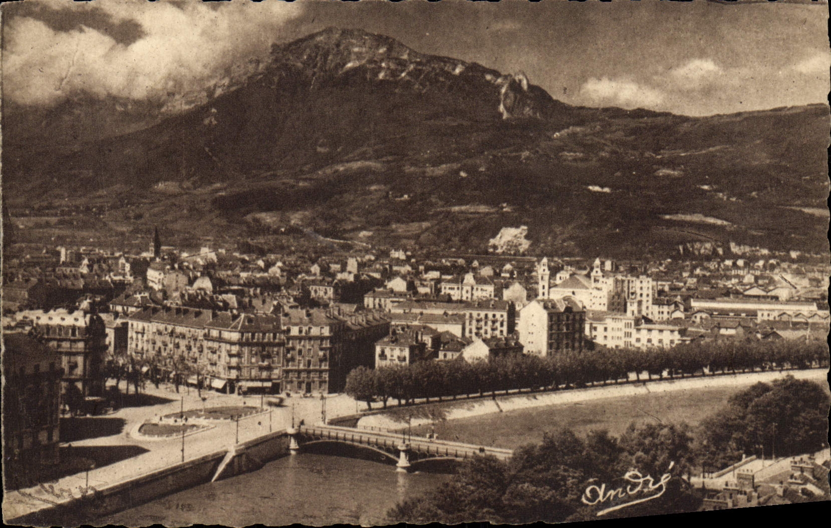 CPA Grenoble Vue generale et le Moucherotte