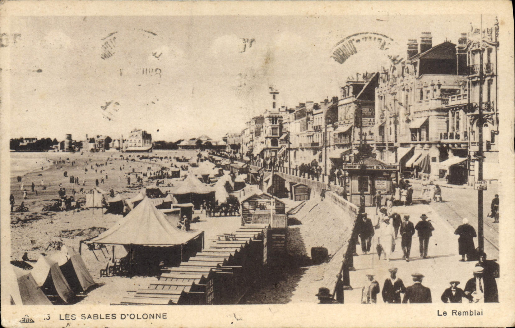 CPA Les Sables D'Olonne Le Remblai