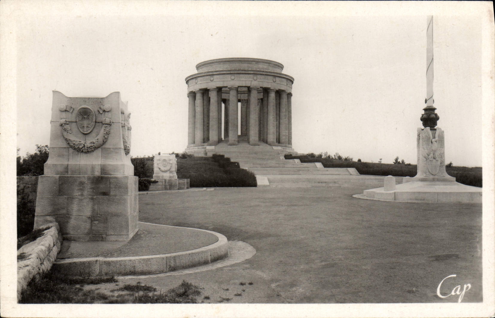 CPA Env de Commercy Montsec Le Monument Americain