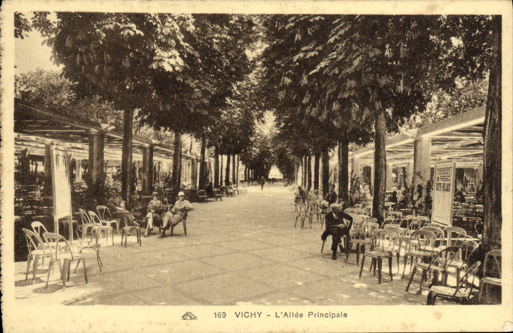 CPA Vichy L'allee Principale 
