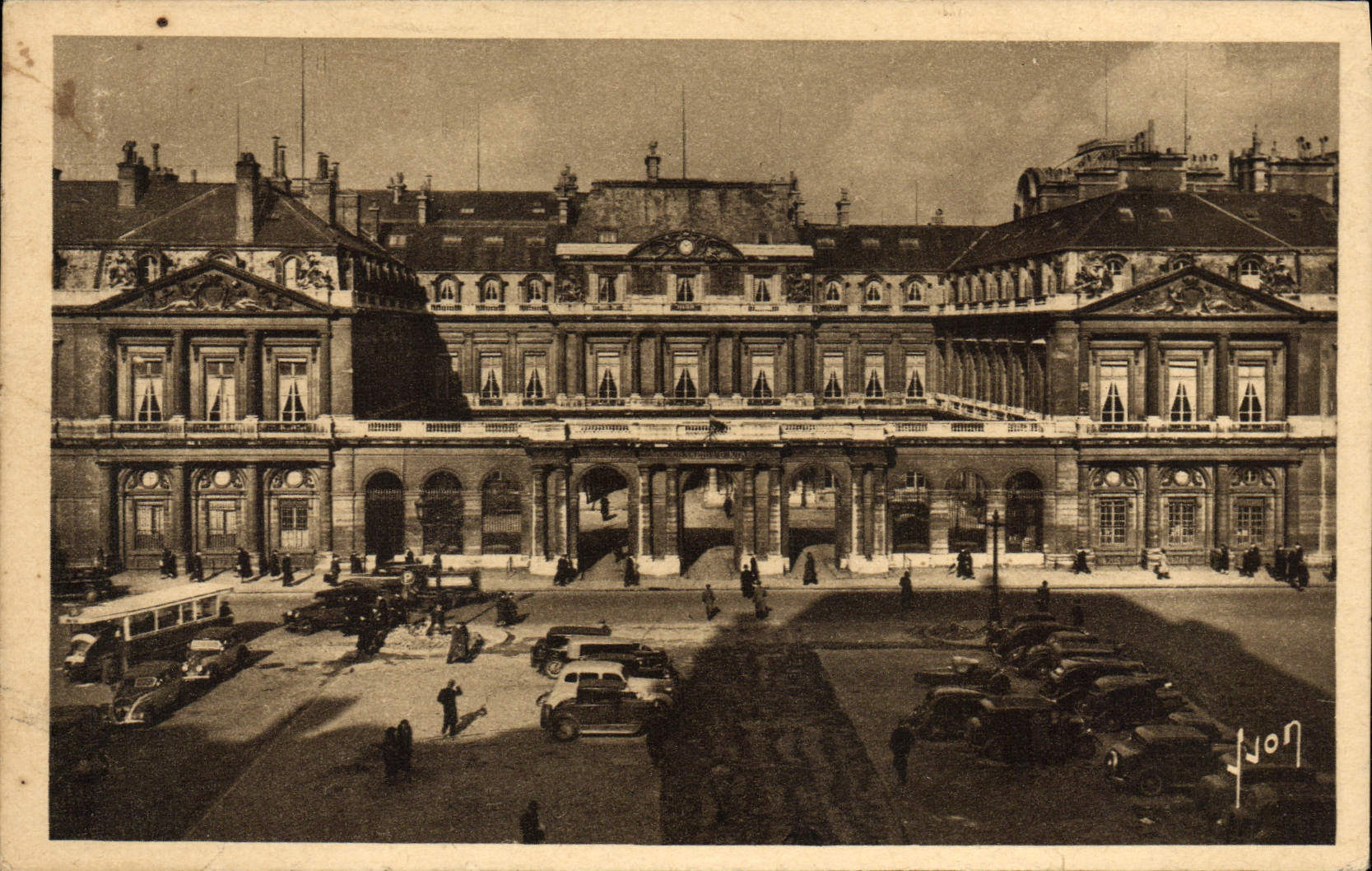 CPA Paris Place du Palais Royal