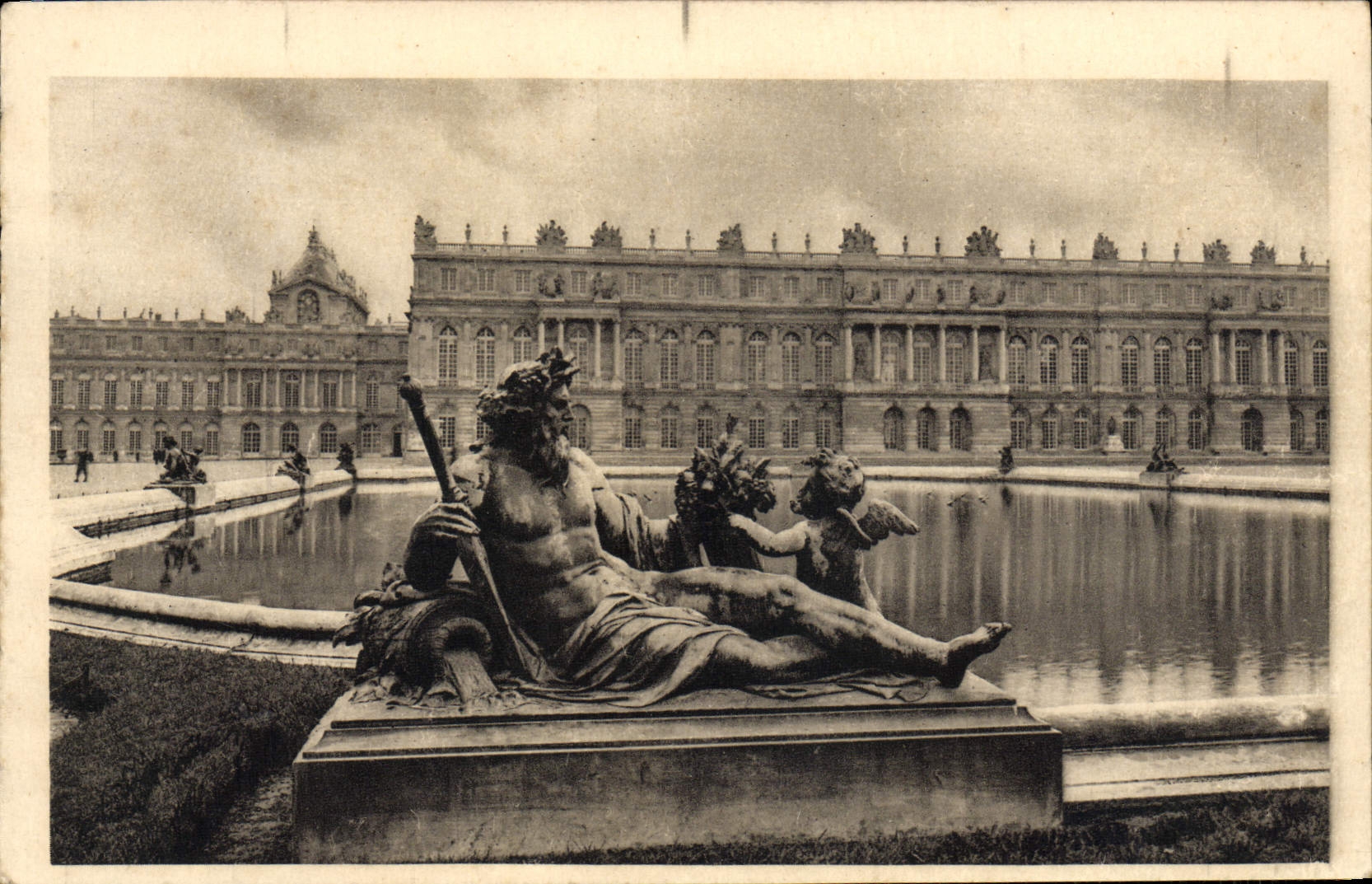 VINTAGE POSTCARD Park of Versailles Floor of water