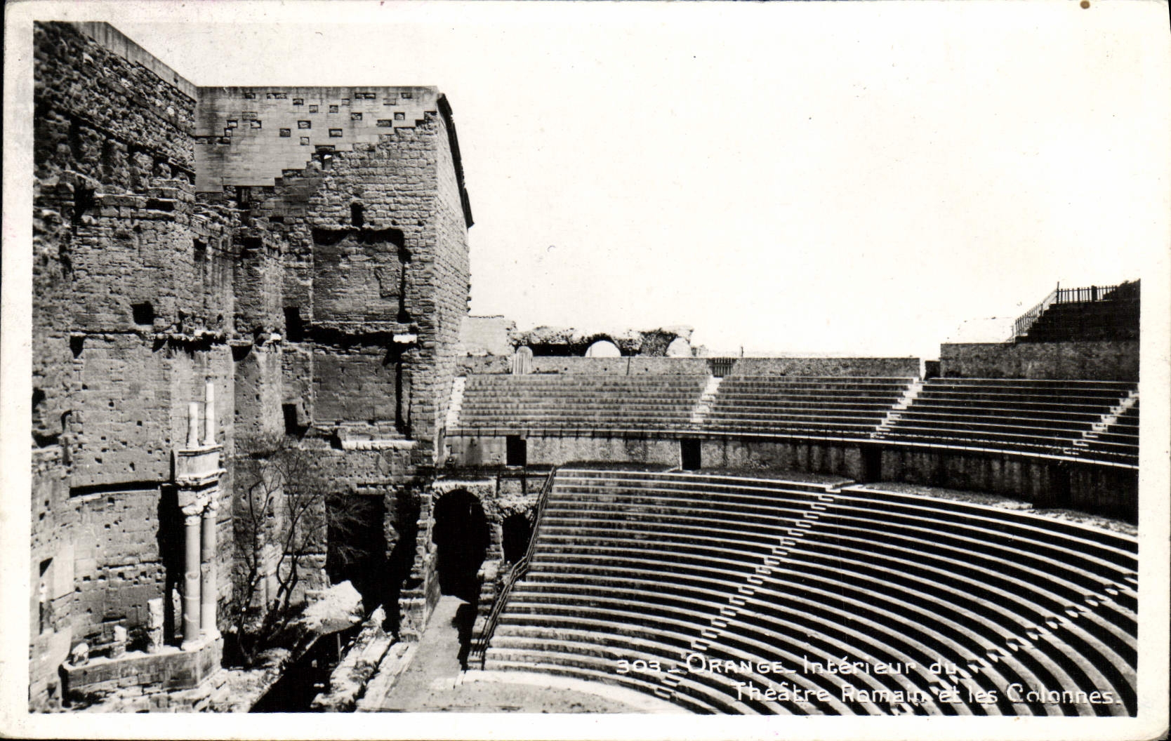 CPM Orange Interieur du Theatre Romain et les Colonnes