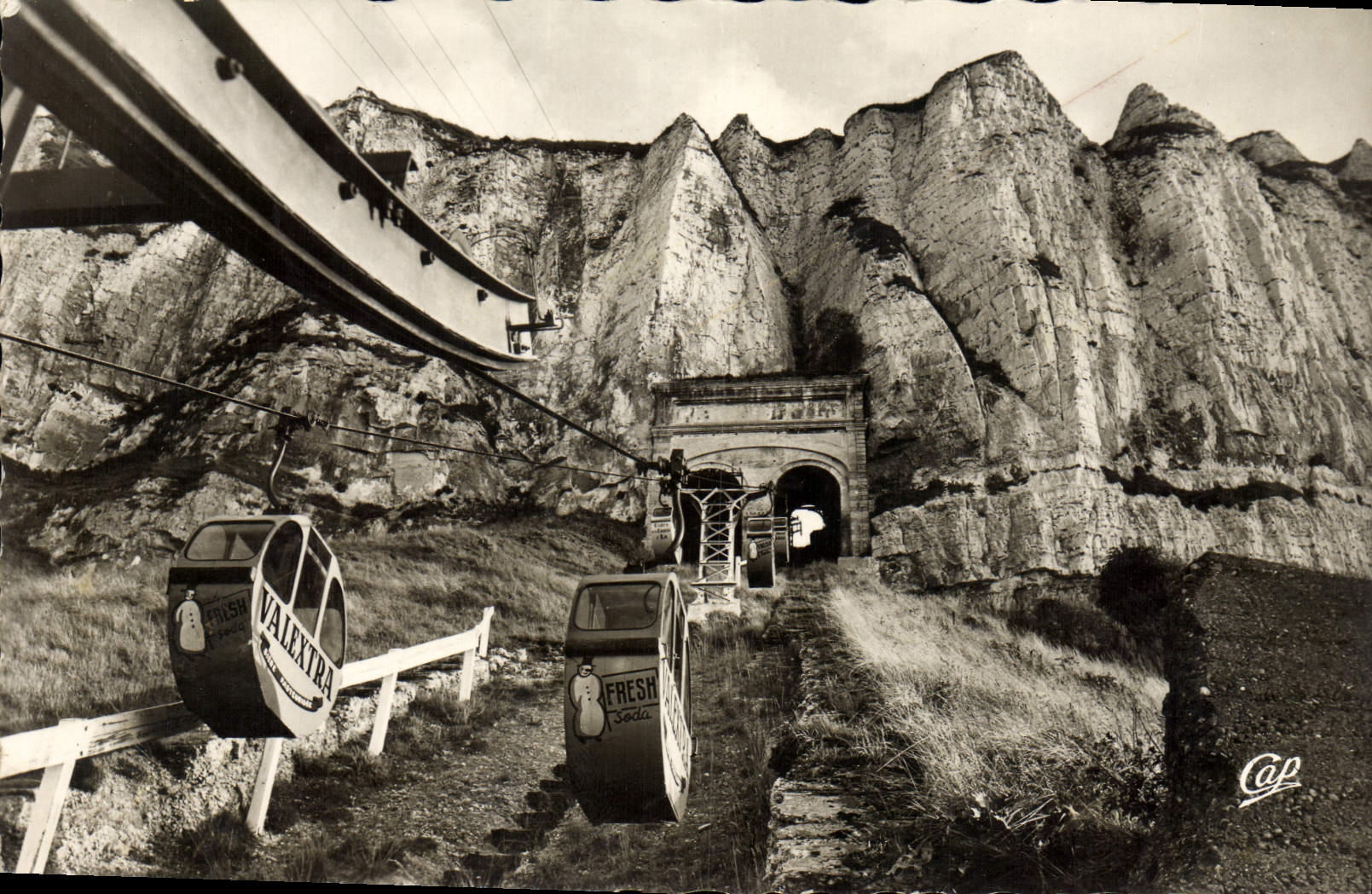 POSTAL MODERNA Treport el portador y los acantilados del carro-grúa monocarril