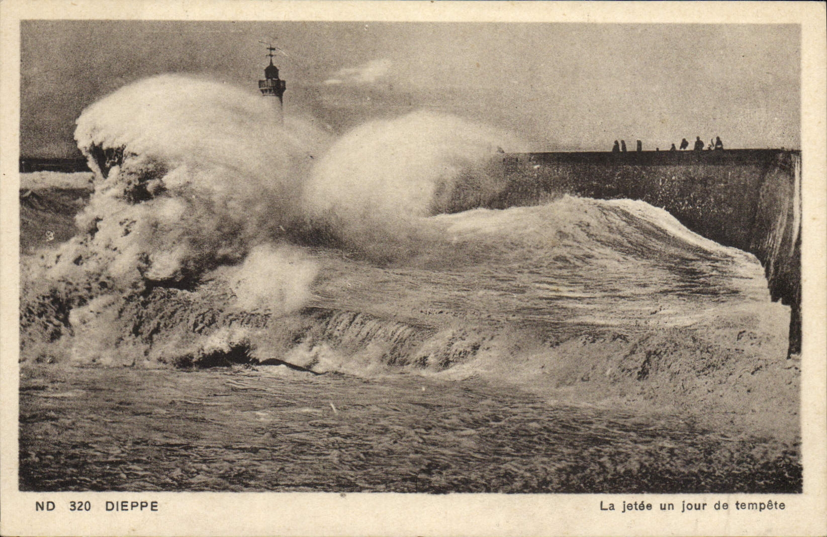 POSTAL Dieppe de la VENDIMIA el embarcadero un día de faro de la tormenta