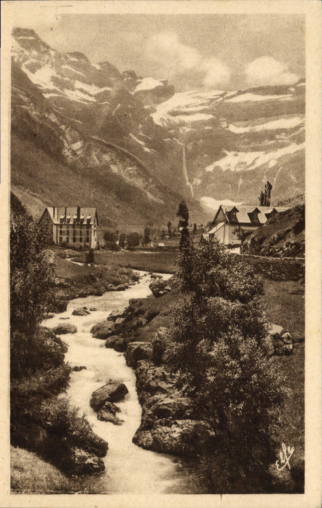 CPA Gavarnie Le Gave Et Le Cirque Vus Du Village