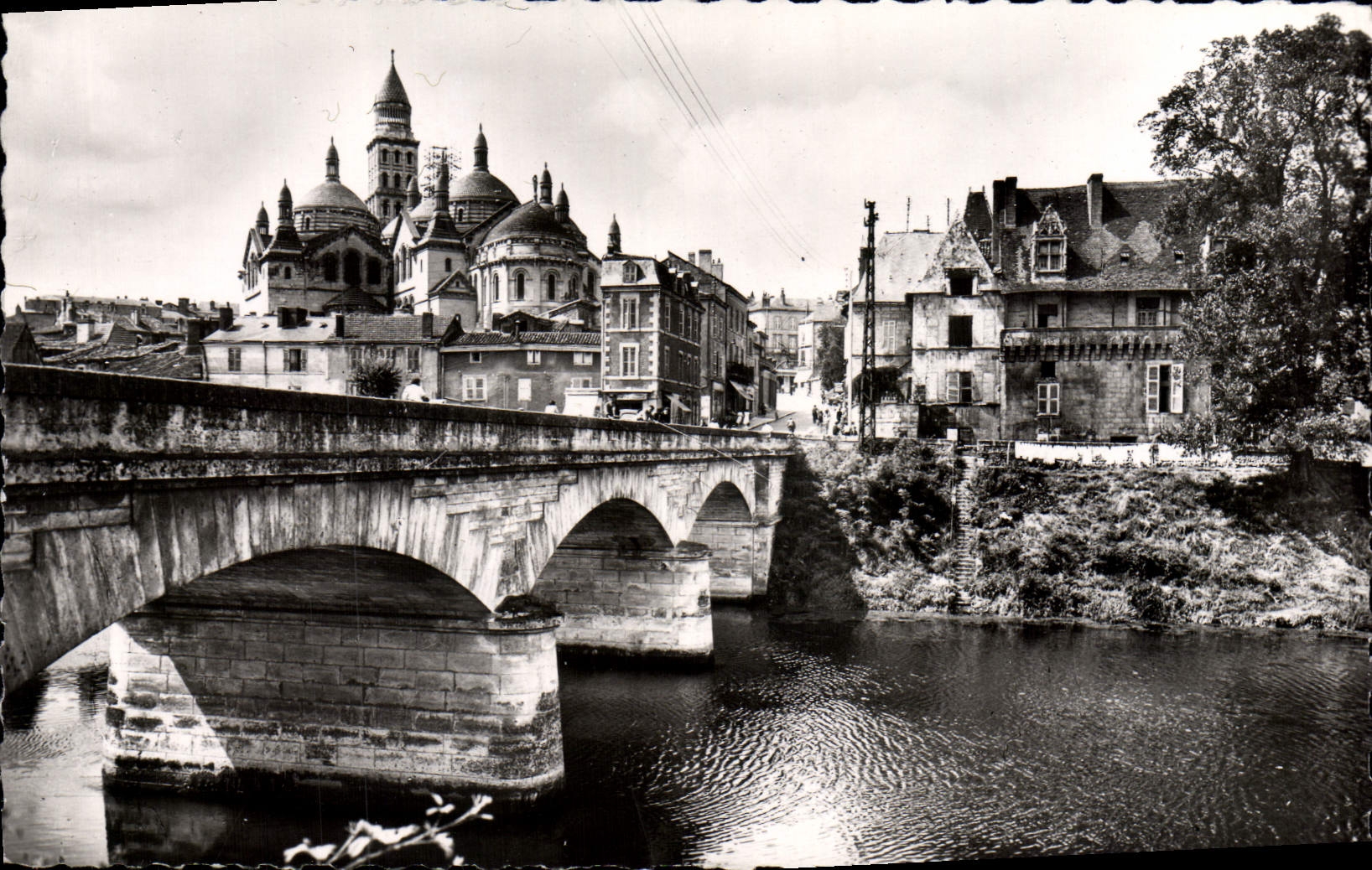 MODERN CARD Périgueux edges of Isle and the cathedral St Face