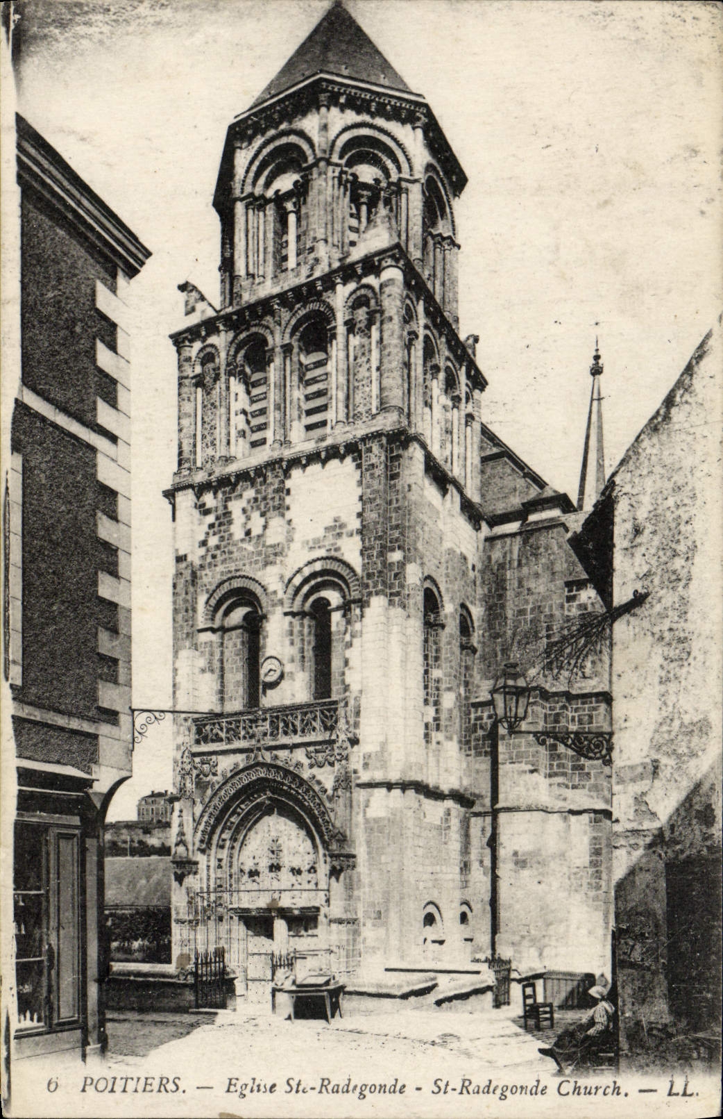 CPA Poitiers Eglise St Radegonde