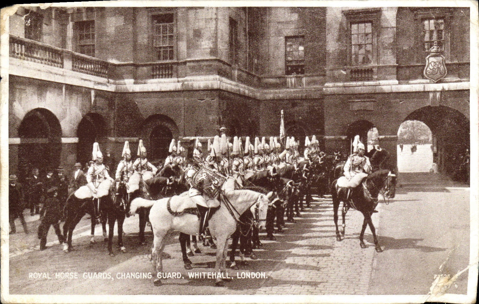Protectores de caballo reales de la POSTAL de la VENDIMIA que cambian a protector Whitehall Londres