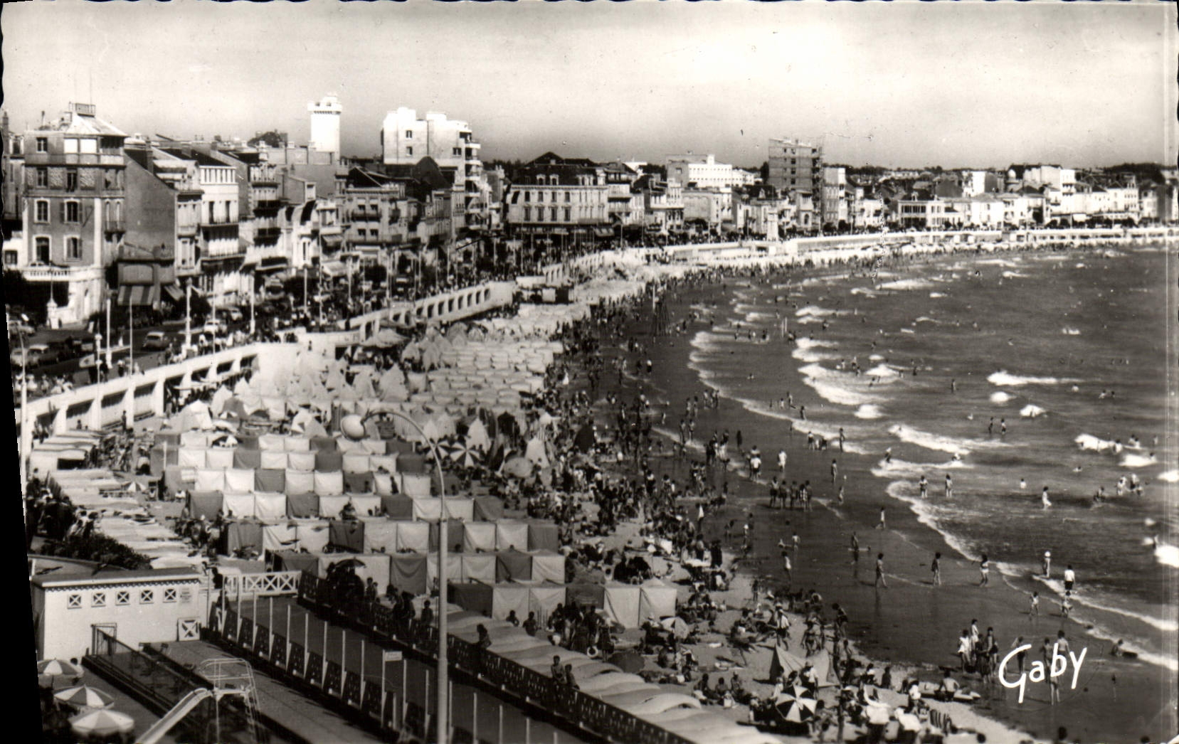 POSTAL MODERNA Dolonne enarena la playa