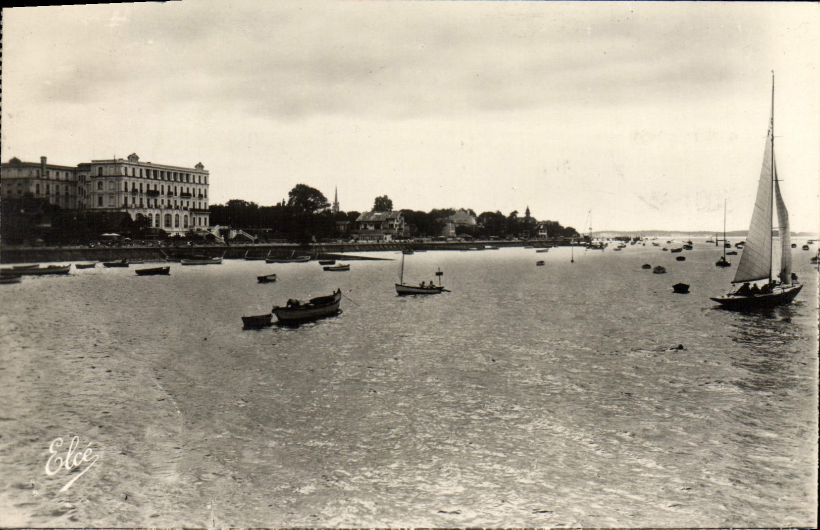 CPM Arcachon Contre Jour Sur Le Grand Hotel