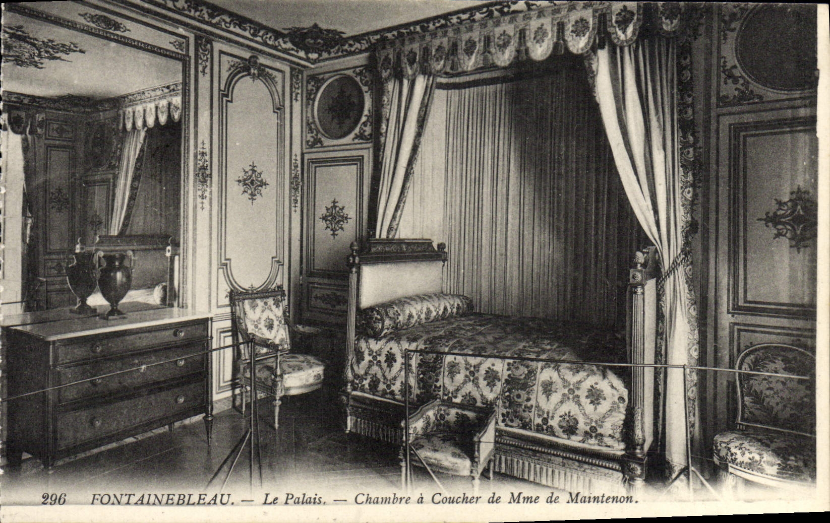VINTAGE POSTCARD Fontainebleau the Palate Room To be slept Of Mrs. de Maintenon