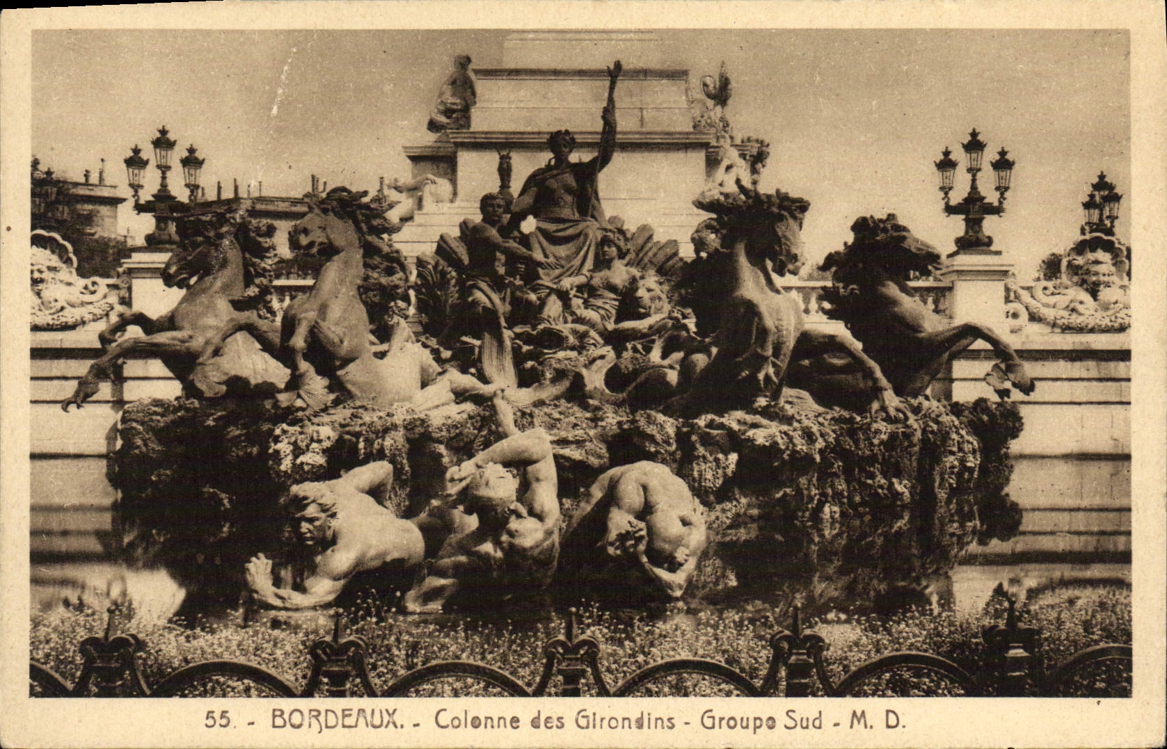 CPA Bordeaux Colonne Des Girondins Groupe Sud